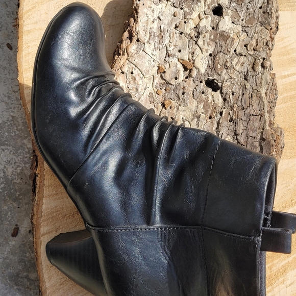 Size 7 American Eagle Bootie - Picture 5 of 8